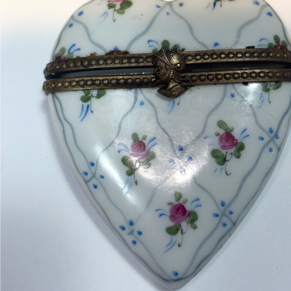 French Limoges Peint Main hinged heart-shaped trinket box - Picture 4 of 10